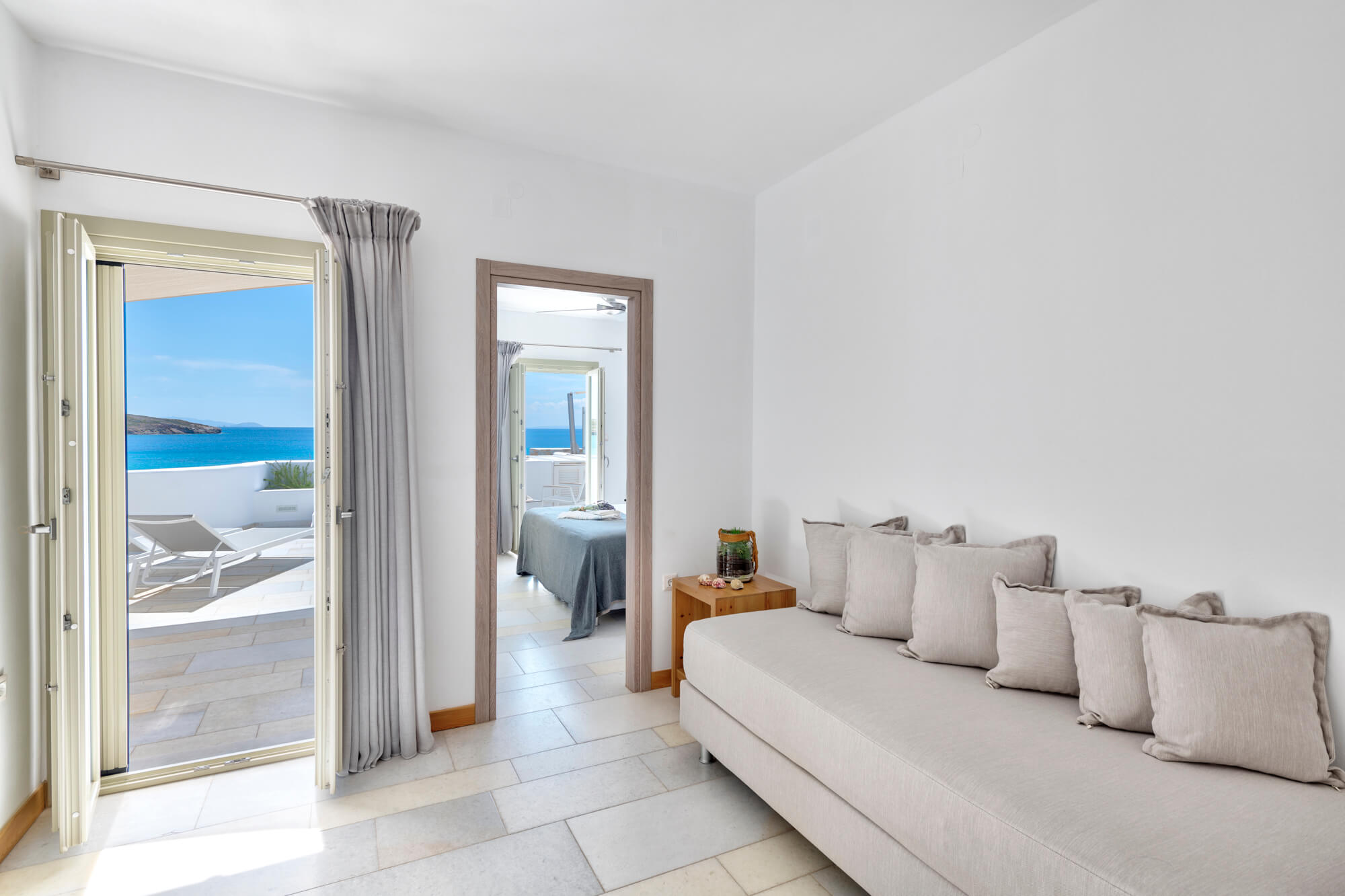 Fresh suite livingroom with sea view