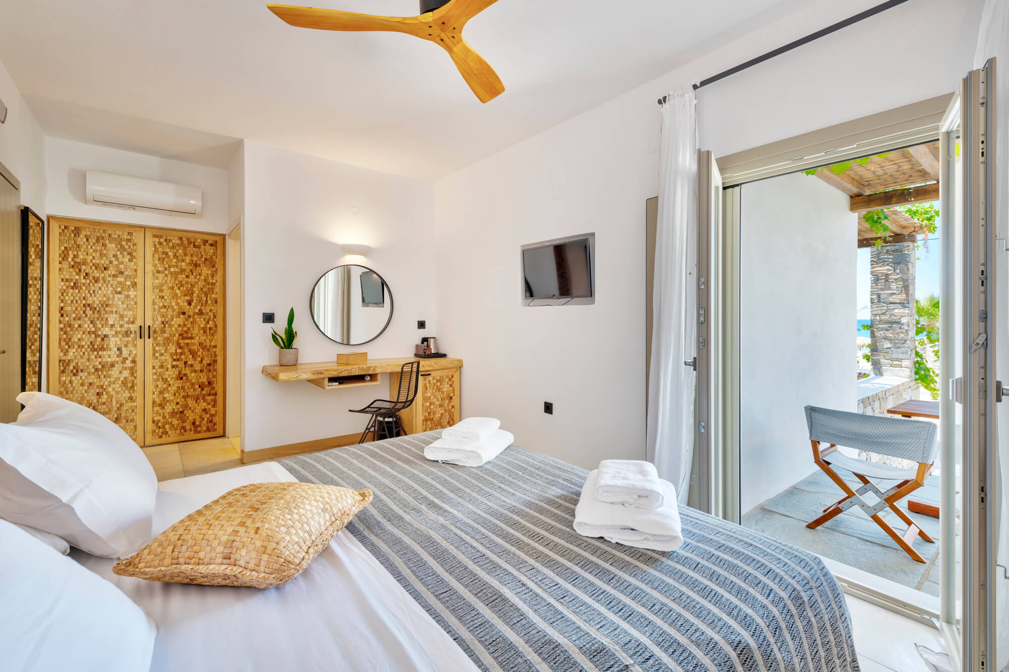 Bedroom with sea view