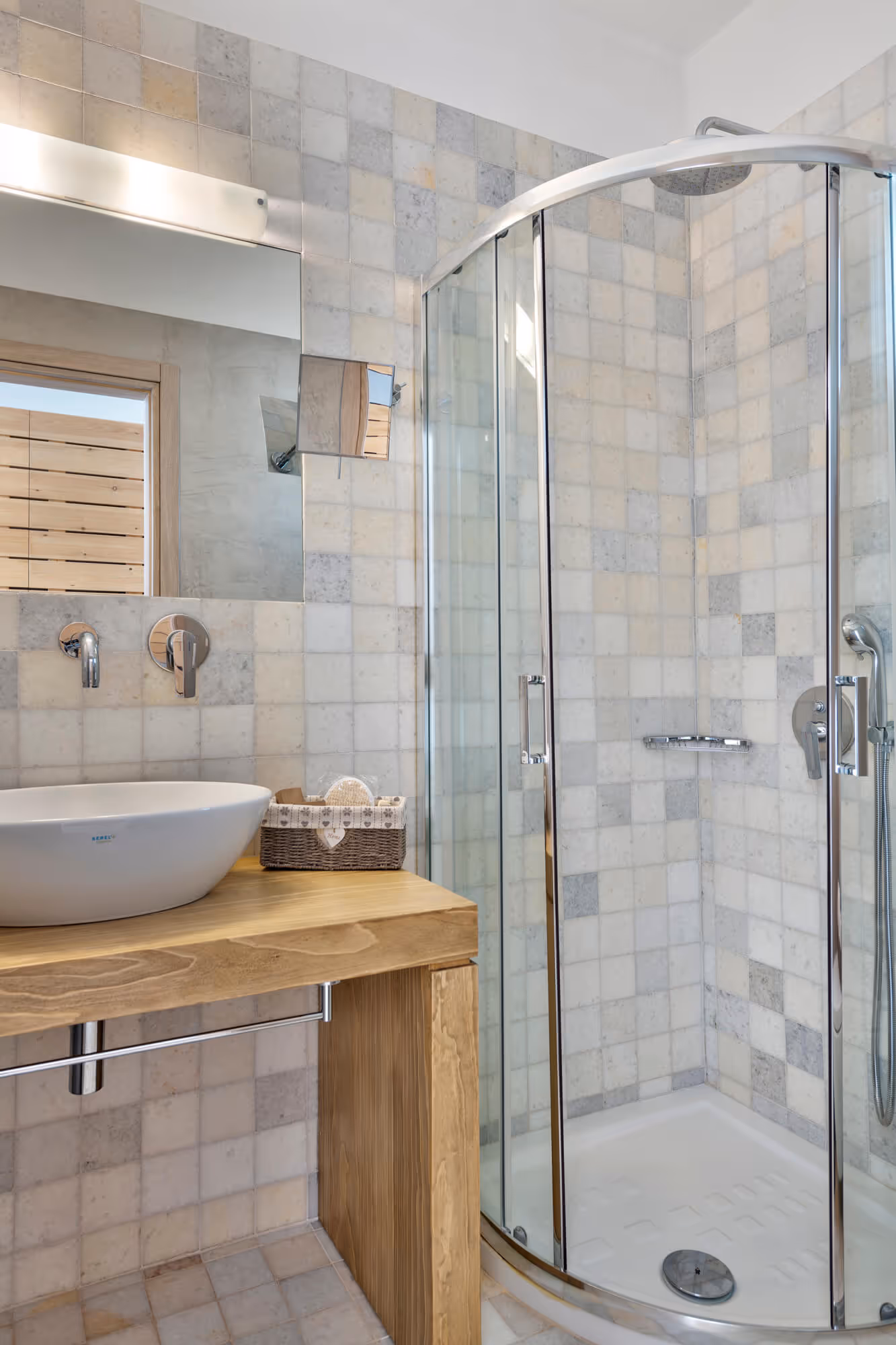 Shine room bathroom